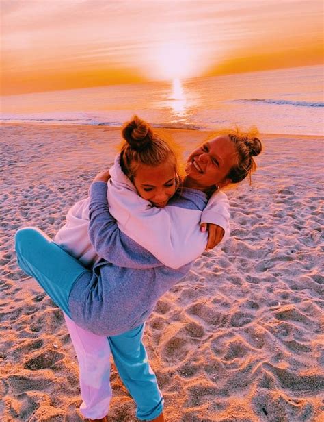 Pinterest Eemilyddeanda ★ Beach Poses With Friends Beach Best Friends Sunset Beach Pictures