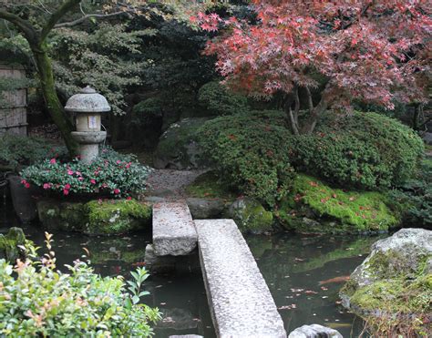 Rakan är avsiktligt kvar där, som en symbol för den fridfulla atmosfären. På studiebesök i Japanska trädgårdar | Trädgårdsform ...