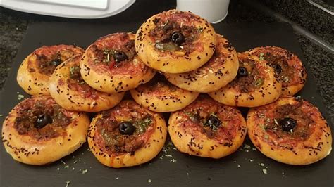 Für das rezept hackfleischpizza nach griechischer art. Mini Hackfleisch Pizza Rezept schnell und einfach - YouTube