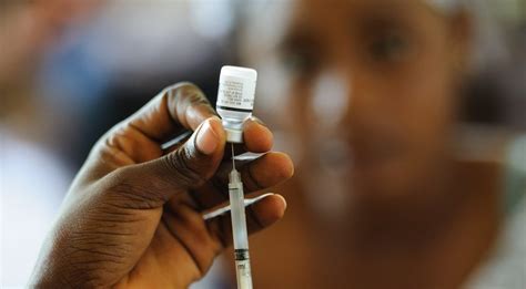 La mayoría de países desarrollados han iniciado la vacunación contra la covid, mientras que todavía no se tienen datos de parte de sudamérica, asia y áfrica. Estos son todos los riesgos de la campaña de vacunación en ...