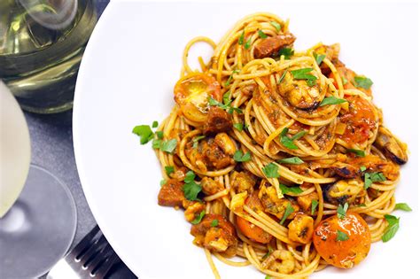 Réalisez parfaitement de délicieux spaghettis aux fruits de mer grâce aux chefs tommaso et salvatore esposito. Spaghetti Aux Fruits De Mer Italienne - Spaghettoni Ai ...