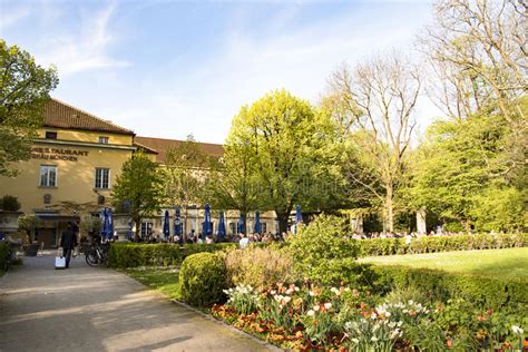 Gehst du wieder richtung innenstadt, findest du auch den biergarten vom parkcafé im alten botanischen garten. Biergarten Im Botanischen Park, München Redaktionelles ...