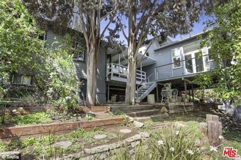 15 minutes to ucla, westwood, santa monica and brentwood area. Inside Emily Ratajkowski's 3-bedroom house in Los Angeles ...