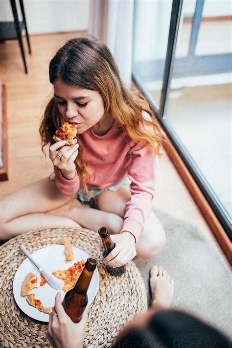 Girls Eating Pizza And Drinking Beer Del Colaborador De Stocksy Michela Ravasio Stocksy