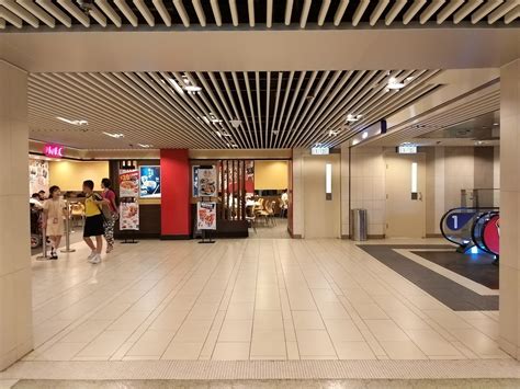 利港中心 （英語： port centre ）為 香港 南區 的綜合發展項目，位於 香港仔 成都道 38號，由 新鴻基地產 發展，於1989年落成。 Grassroots O2: 領展商場 愛民廣場 @2019-07-12