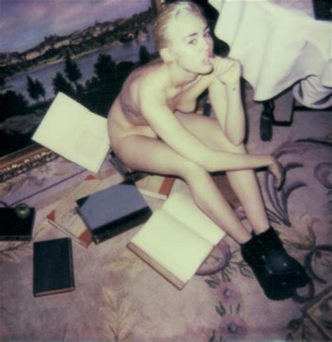 Miley Cyrus Completamente Desnuda En V Magazine