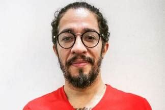 Jean wyllys told a brazilian paper that he had left the country and would not be returning to start his third term. Jean Wyllys é criticado e quase leva ovada durante ...