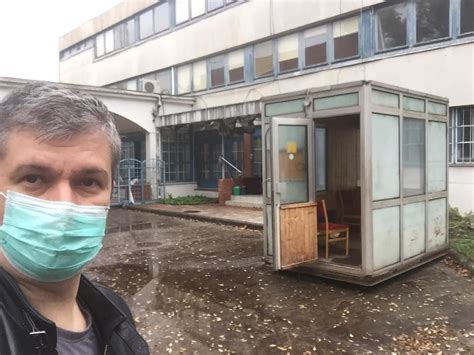 A képviselő azt gyanítja, hogy a zsúfolt oltóközpontok potenciális gócpontok. Hadházy Ákos: Ez a lekoszlott bódé egy „Covid mintavételi pont" (+képek) - Független hírek