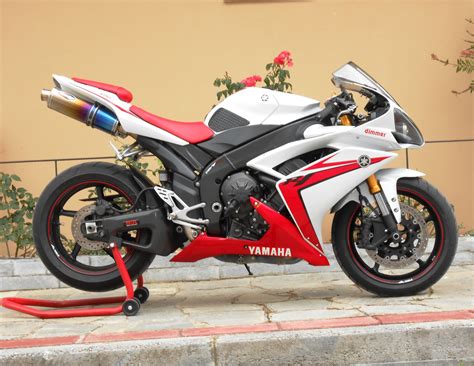 Yamaha chip control intake electronically adjusts intake funnel length between either 65 or 140mm for an amazingly broad, smooth powerband. Yamaha R1 2007 | Motos esportivas, Motos, Motorizada