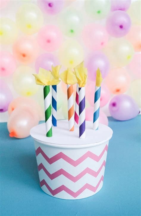 Descargar cupcakes de cumpleaños con velas sobre fondo azul pastel, espacio de copia. Cajitas de cupcakes con velas