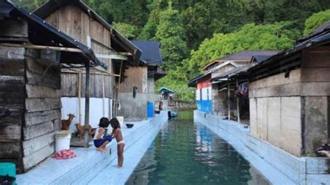 Apalagi jika dipadukan dengan taman yang asri, akan membuat kesan sejuk, dan alami. Sungai Keramik Maluku - Keren! Aliran Air Ini Bak Kolam ...