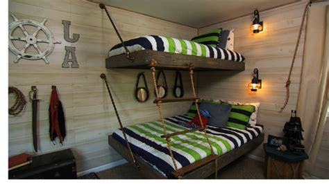 Farbige hölzerne regale an der wand befestigt stockfoto bild. 1001+ Ideen für Piraten Kinderzimmer zum Entnehmen