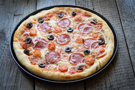 Pizza Ciasto na pizzę przepis domowa pizza