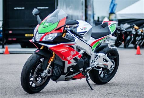 Aprilia offers two models of the bike: Aprilia RSV4 Teranyar Usung Sejumlah Fitur yang Dicomot ...