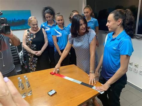 מתחת למיטה של לינוי אשרם עומדות שתי קופסאות. השרה מירי רגב ערכה קבלת פנים חגיגית ללינוי אשרם מראשון לציון ולחברותיה בנבחרת ישראל בהתעמלות ...