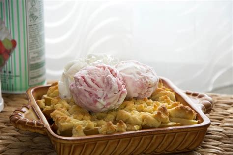 Apfelcrumble mit Eis