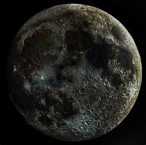Soak In The Details Of The Moon With This High Definition Photo