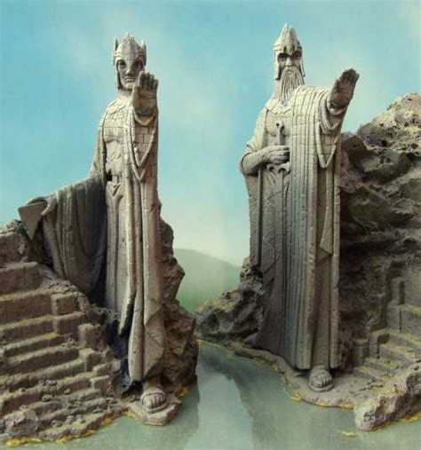 In one hand, this model is holding an axe or a sword. Argonath(2) - TOLKIENDRIM