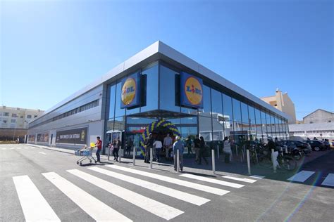 Goedkoper uit bij lidl altijd een filiaal in de buurt ruim assortiment beste supermarkt in groente en fruit wekelijks nieuwe acties. Loja Lidl de «nova geração» inaugurada em Lagoa