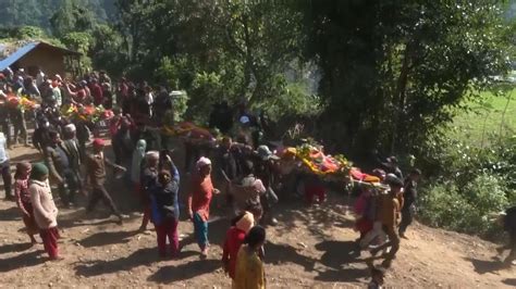 Survivors Prepare Bodies For Cremation Following Devastating Earthquake In Nepal Youtube