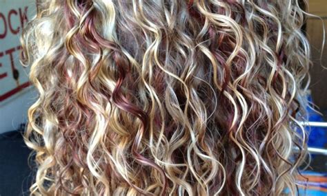 You can flat iron the bangs or keep them curly, same as the remaining tresses. 3 Hot Curly Hair With Blonde Highlights Pics That Will ...