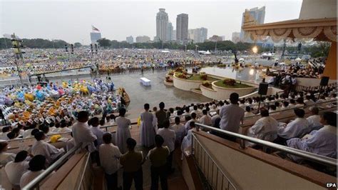 Pope Francis In Manila Six Million Attend Outdoor Mass Bbc News