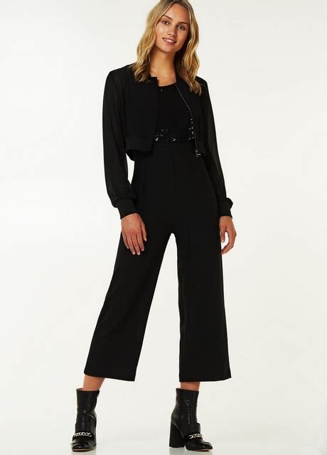Per ogni evento c'è bisogno di un vestito che si adatta di più di altri. Tute eleganti bianche