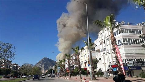 Antalya'da, 5 katlı rezidansın giriş katında, henüz belirlenemeyen nedenle yangın çıktı. Antalya'da büyük yangın! - Galeri - Yeni Asır