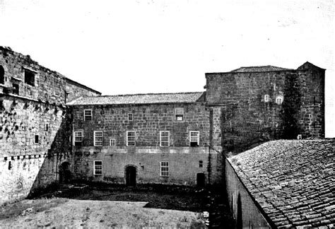 The fort overlooks a stretch of coast where the anchorage required defending from piracy and coastal raiding. Paço dos Duques de Bragança (interior) - Fototeca de Guimarães