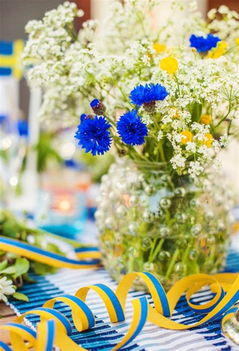 Midsommar is a 2019 folk horror film written and directed by ari aster and starring florence pugh, jack reynor, william jackson harper, vilhelm blomgren, ellora torchia, archie madekwe, and will poulter. Tips + recept: Så njuter du av midsommar utan att ...