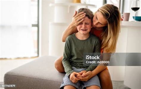 Retrato De Madre Consolando A Su Triste Hijo Herido Llorando Concepto