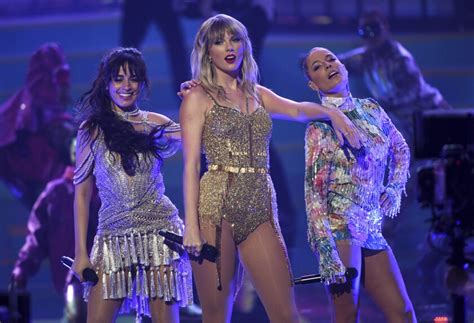 Taylor Swift Is Artist Of The Decade At American Music Awards Los
