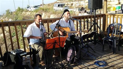 סיפור חייו של סאל עמנואל מורנו היד י' שבט התשעה. ‫זיו יחזקאלי ויזהר שאבי בעת הבציר בכרם לזכר עמנואל מורנו ...
