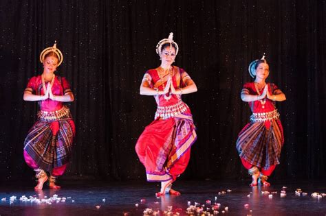 Tarian yang dulunya diperankan oleh penari pria ini, sering juga ditampilkan dalam pembukaan acara pelantikan kepenguruan organisasi social dan organisasi masyarakat. Berbagai Bentuk Tarian Tradisional India | Berita Tarian ...