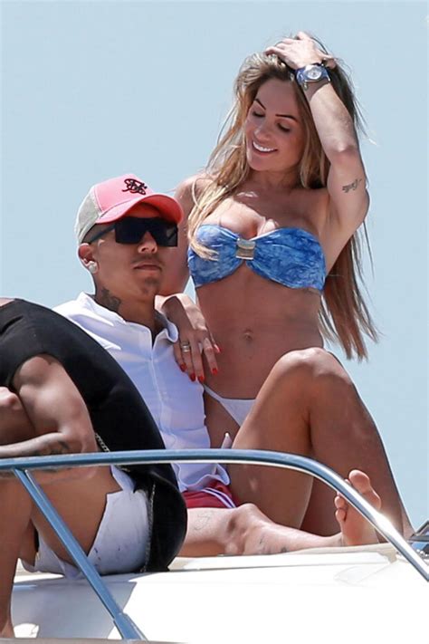 Official facebook page of liverpool fc, 19 times champions of. Liverpool star Roberto Firmino enjoys passionate kiss with ...