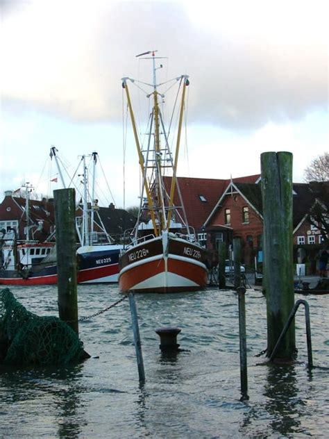 Häuser die in neuharlingersiel zum verkauf stehen finden sie hier. Bild "Bei Sturmflut ist der Hafen etwas voll" zu Hafen ...