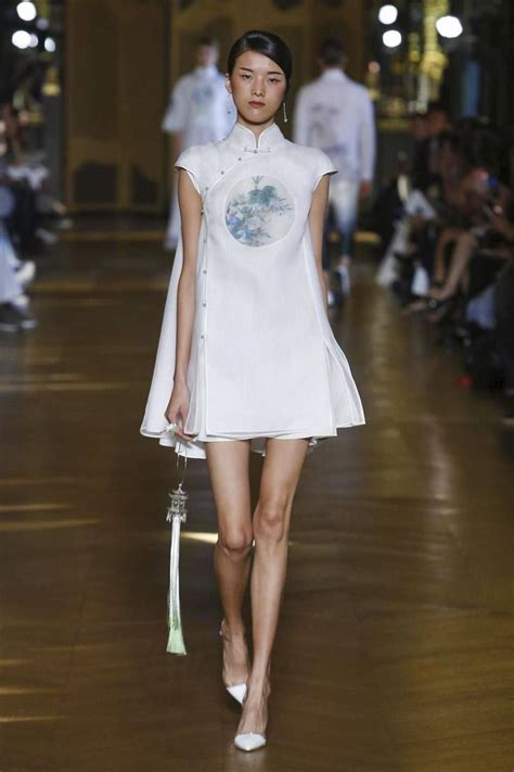Ada begitu banyak gaya fashion korea antara lain dress over blouse, sneaker, casual blazer, ripped jeans serta oversize poll tentu ini menjadi trends. Heaven Gaia Fashion Show Ready to Wear Collection Spring ...