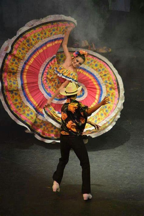 Stunning Turning Folklorico Dancers Mexican Folklore Mexican Art