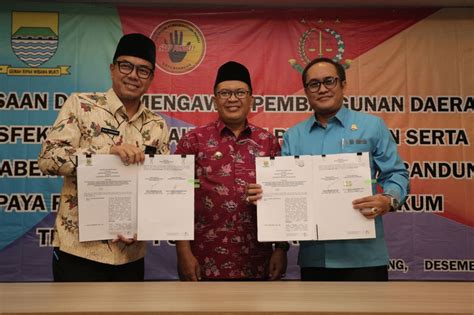 Kejaksaan agung (disingkat kejakgung atau kejagung) adalah lembaga kejaksaan yang berkedudukan di ibu kota negara republik indonesia, yang bertanggung jawab langsung di bawah presiden dan daerah hukumnya meliputi wilayah kekuasaan negara indonesia. Komitmen Pengawasan Pembangunan, Pemkot Bandung Kerjasama ...