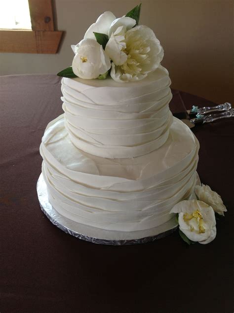 This post will guide you through the basics of using fresh flowers in cake decorating, including inspiring ideas for. Layered Fondant wedding cake with fresh flowers | Fresh ...