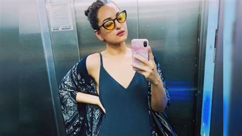Sonakshi Sinha Misses Era Of Elevator Selfies News18