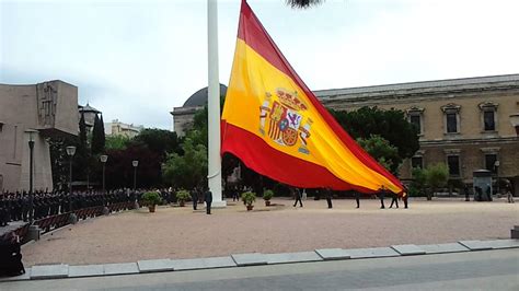 Al acceder al trono español la dinastía de los borbones, mediante el rey felipe v, instauró su bandera, que era. Izado bandera de España - YouTube
