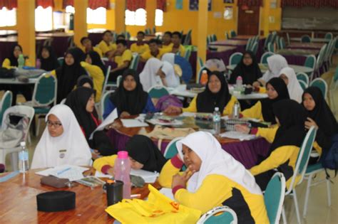 There are a school, post office, police station, medical clinic, bus station, mosque, bank, restaurant, grocery shop, hair saloon, mini market, cyber cafe, book shop and others. WADAH KETERAMPILAN BERBAHASA: PROGRAM JERAYAWARA BAHASA DI ...