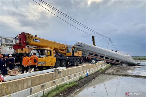 14 Gerbong Ka Turangga Dan Cl Bandung Raya Berhasil Dievakuasi