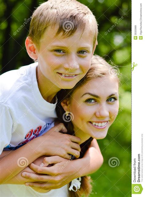 Abbracciare Adolescente Del Fratello Piccolo E Della Sorella Immagine
