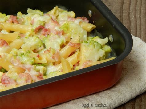 Pasta e cavoli alla barese, un primo piatto adatto alla stagione fredda e semplice da preparare. Pasta al forno cavoli e prosciutto | Oggi si cucina