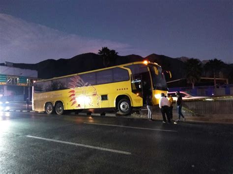 Choca Autobús Contra Muro De Contención En Garza Sada