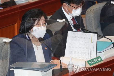 2016년 5월 당시 강남역 입구 피해자 추모 공간. "나는 교재냐" 오거돈 피해자, 여가부 장관 학습기회 발언 격분