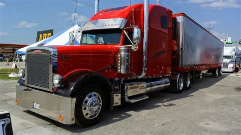 Semitrckn Freightliner Classic With Matching Reefer Freightliner