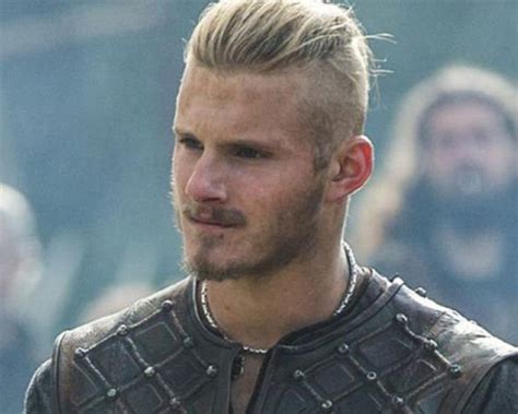 Venant d'avoir 12 ans, et cet âge étant l'avènement de l'âge adulte dans la société viking, bjorn a reçu son brassard du earl haraldson. Vikings season 6: Was Bjorn Ironside real? How did he die ...
